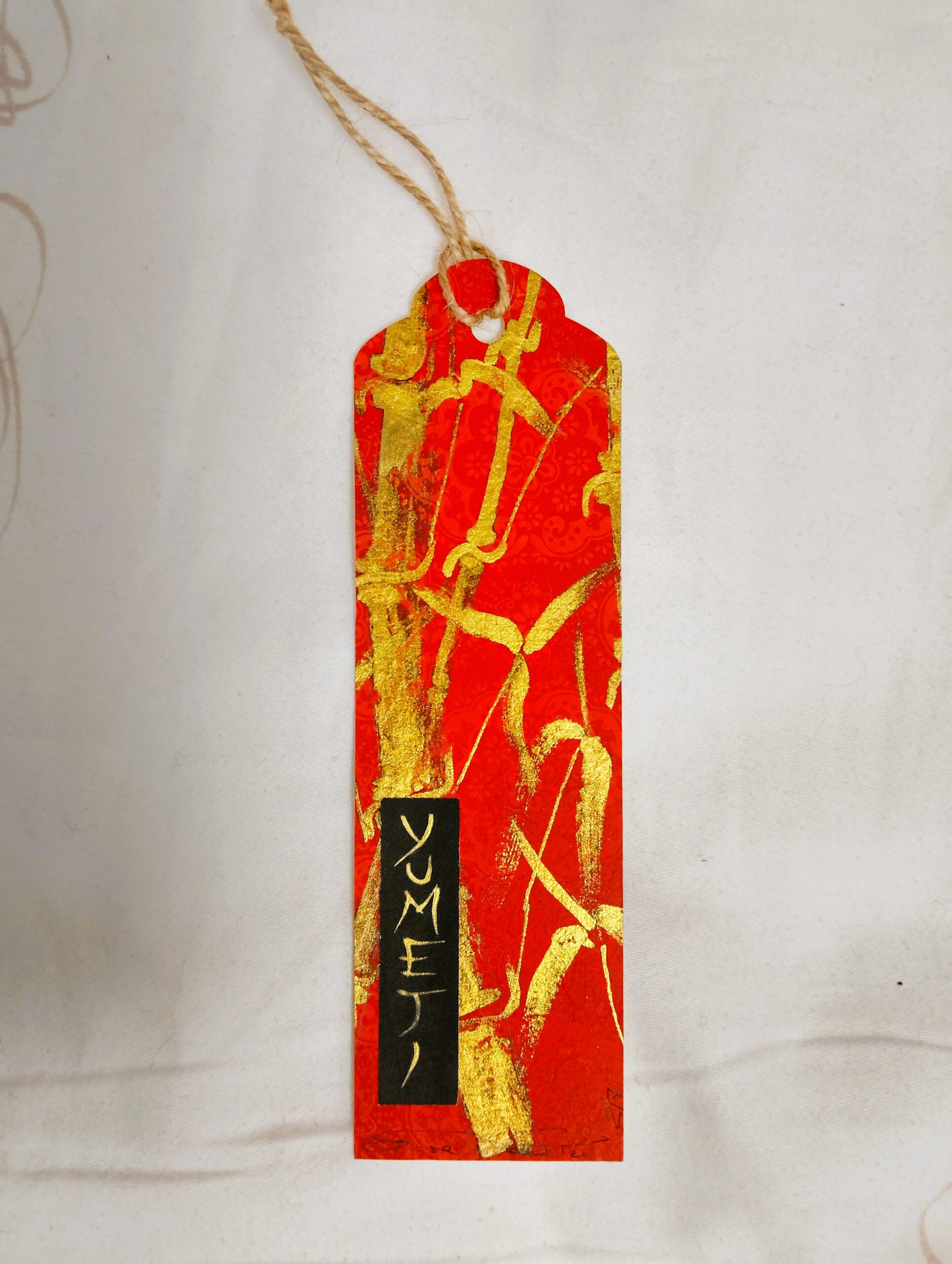 Tutti i segnalibro sono pezzi unici, numerati realizzati con tecniche miste, dall'acquerello al collage, utilizzando inchiostri a china e carte fatte a mano. Questa è la serie "Red Carpet", realizzati su carta lokta nepalese con illustrazioni in china color oro, questi segnalibro celebrano la semplicità e la perfezione dell'imperfetto.