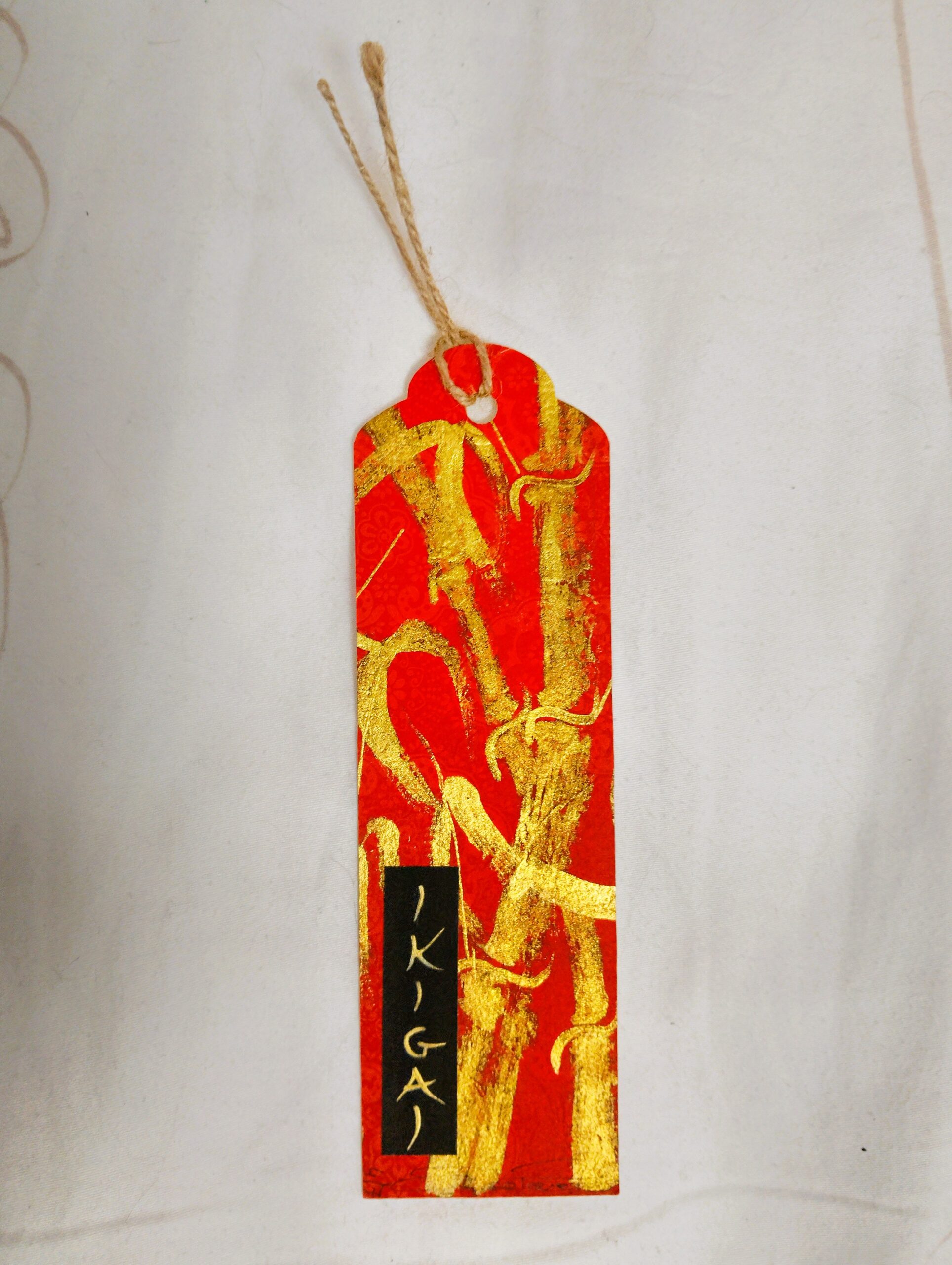 Tutti i segnalibro sono pezzi unici, numerati realizzati con tecniche miste, dall'acquerello al collage, utilizzando inchiostri a china e carte fatte a mano. Questa è la serie "Red Carpet", realizzati su carta lokta nepalese con illustrazioni in china color oro, questi segnalibro celebrano la semplicità e la perfezione dell'imperfetto.