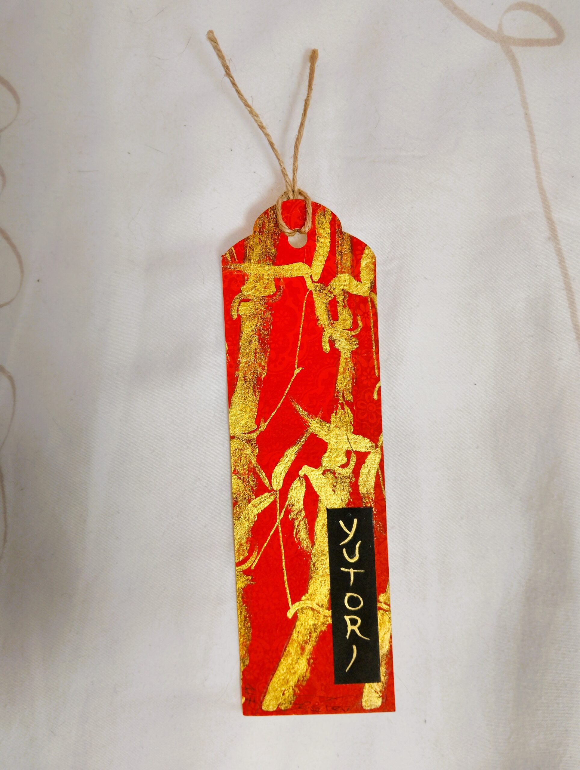 Tutti i segnalibro sono pezzi unici, numerati realizzati con tecniche miste, dall'acquerello al collage, utilizzando inchiostri a china e carte fatte a mano. Questa è la serie "Red Carpet", realizzati su carta lokta nepalese con illustrazioni in china color oro, questi segnalibro celebrano la semplicità e la perfezione dell'imperfetto.