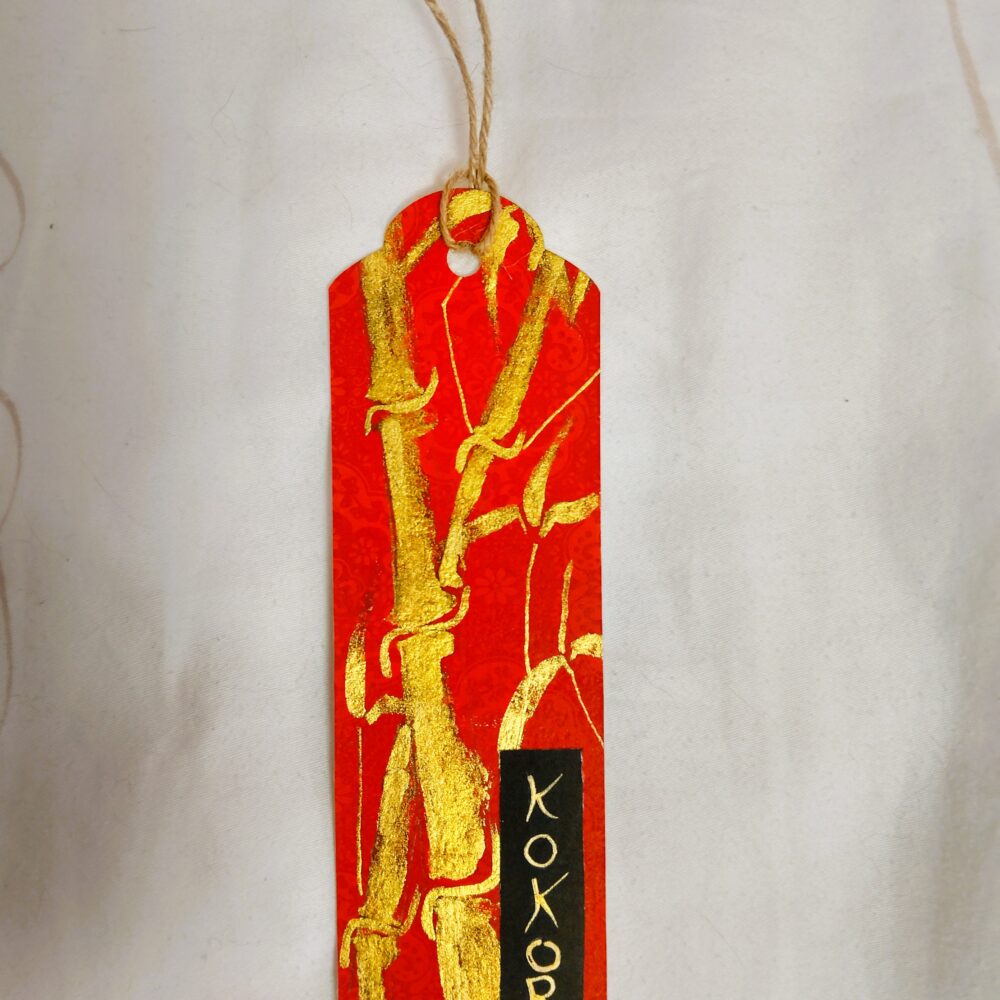 Tutti i segnalibro sono pezzi unici, numerati realizzati con tecniche miste, dall'acquerello al collage, utilizzando inchiostri a china e carte fatte a mano. Questa è la serie "Red Carpet", realizzati su carta lokta nepalese con illustrazioni in china color oro, questi segnalibro celebrano la semplicità e la perfezione dell'imperfetto.