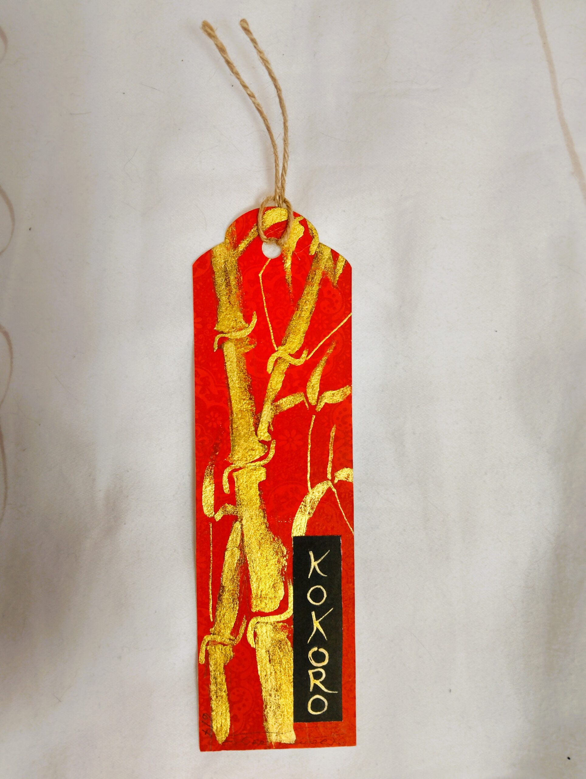 Tutti i segnalibro sono pezzi unici, numerati realizzati con tecniche miste, dall'acquerello al collage, utilizzando inchiostri a china e carte fatte a mano. Questa è la serie "Red Carpet", realizzati su carta lokta nepalese con illustrazioni in china color oro, questi segnalibro celebrano la semplicità e la perfezione dell'imperfetto.