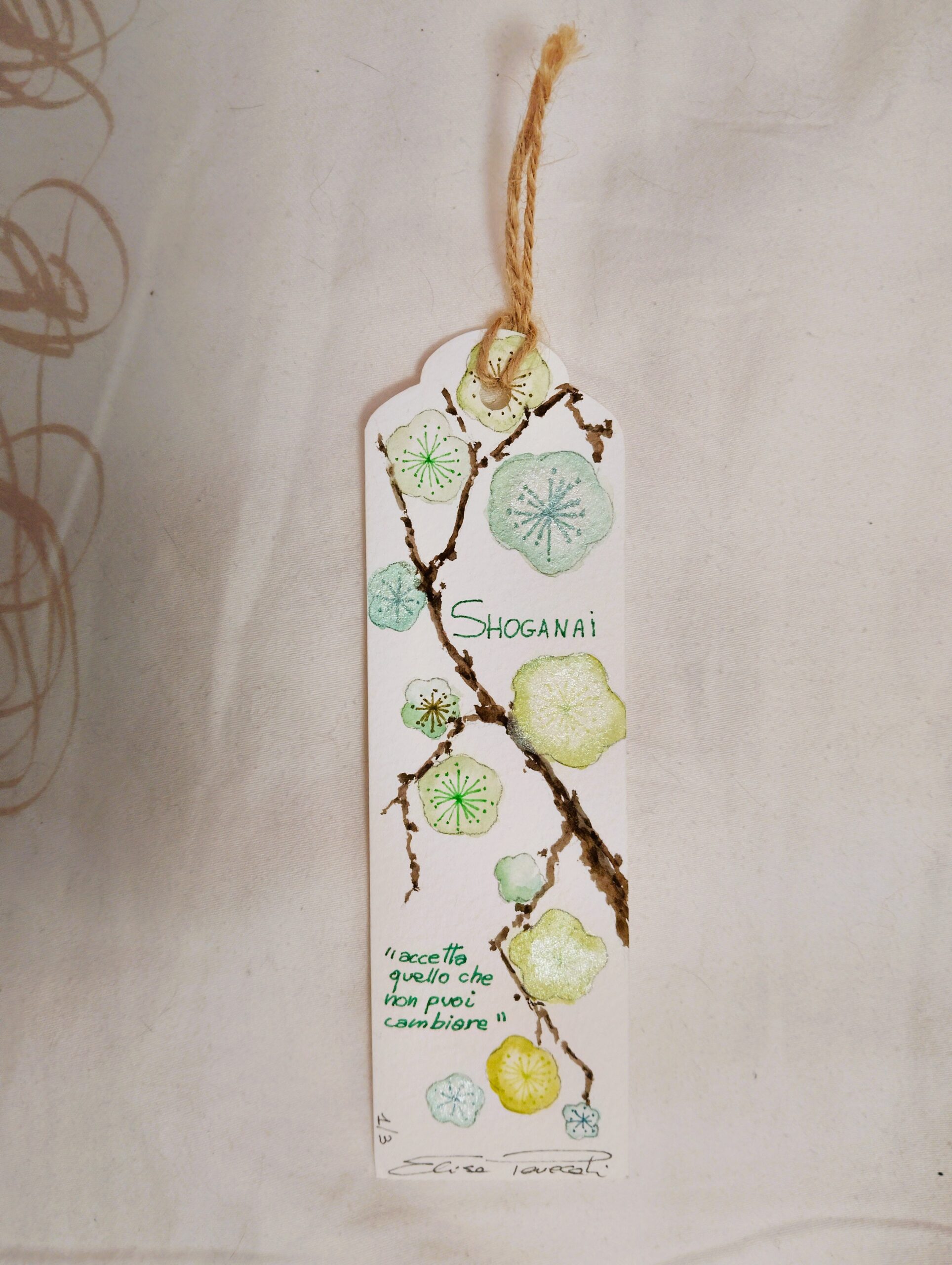 L'artista ferrarese "La Piccola Pettirosso" presenta tre collezioni di segnalibro unici, piccole opere d'arte che uniscono la filosofia giapponese con l'artigianato italiano. Ogni pezzo è un'illustrazione che cattura l'essenza di un concetto nipponico spesso intraducibile in italiano, ma ricco di significato, come un haiku visivo. Tutti i segnalibro sono pezzi unici, numerati realizzati con tecniche miste, dall'acquerello al collage, utilizzando inchiostri a china e carte fatte a mano.