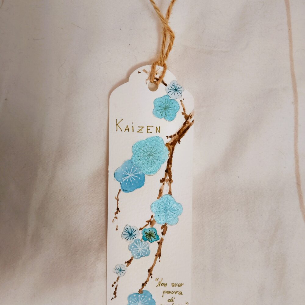 L'artista ferrarese "La Piccola Pettirosso" presenta tre collezioni di segnalibro unici, piccole opere d'arte che uniscono la filosofia giapponese con l'artigianato italiano. Ogni pezzo è un'illustrazione che cattura l'essenza di un concetto nipponico spesso intraducibile in italiano, ma ricco di significato, come un haiku visivo. Tutti i segnalibro sono pezzi unici, numerati realizzati con tecniche miste, dall'acquerello al collage, utilizzando inchiostri a china e carte fatte a mano.