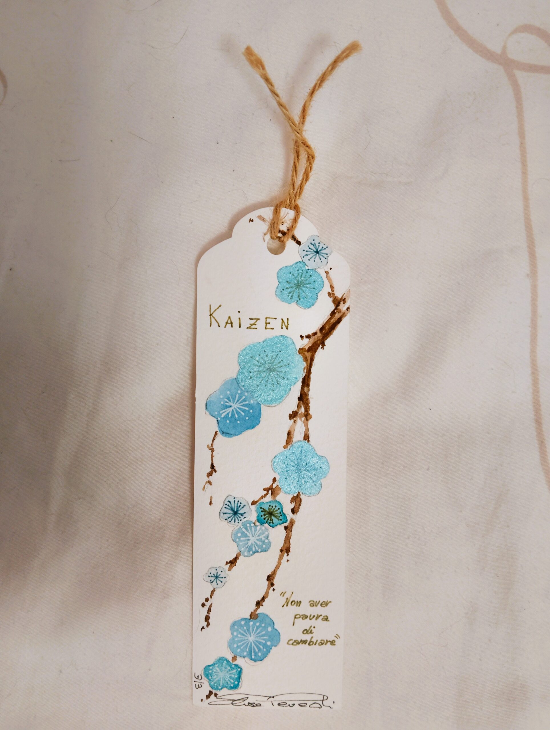 L'artista ferrarese "La Piccola Pettirosso" presenta tre collezioni di segnalibro unici, piccole opere d'arte che uniscono la filosofia giapponese con l'artigianato italiano. Ogni pezzo è un'illustrazione che cattura l'essenza di un concetto nipponico spesso intraducibile in italiano, ma ricco di significato, come un haiku visivo. Tutti i segnalibro sono pezzi unici, numerati realizzati con tecniche miste, dall'acquerello al collage, utilizzando inchiostri a china e carte fatte a mano.