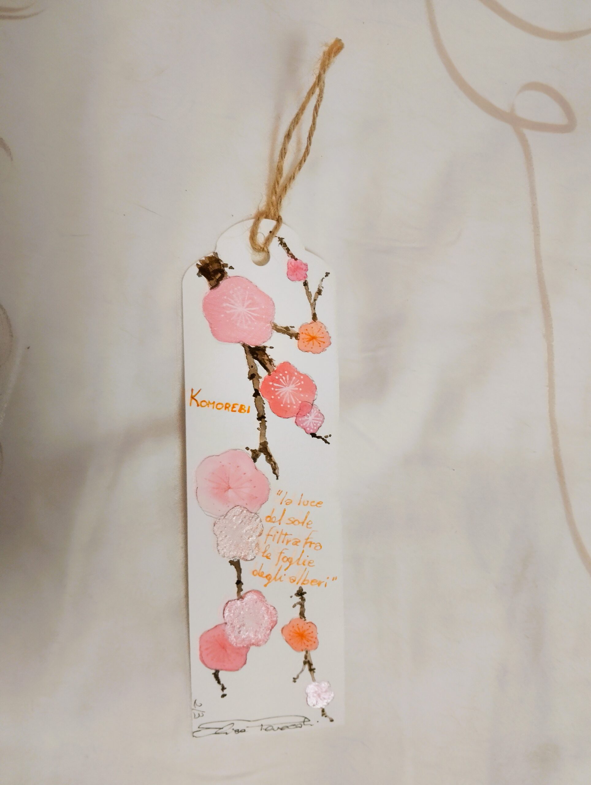 L'artista ferrarese "La Piccola Pettirosso" presenta tre collezioni di segnalibro unici, piccole opere d'arte che uniscono la filosofia giapponese con l'artigianato italiano. Ogni pezzo è un'illustrazione che cattura l'essenza di un concetto nipponico spesso intraducibile in italiano, ma ricco di significato, come un haiku visivo. Tutti i segnalibro sono pezzi unici, numerati realizzati con tecniche miste, dall'acquerello al collage, utilizzando inchiostri a china e carte fatte a mano.