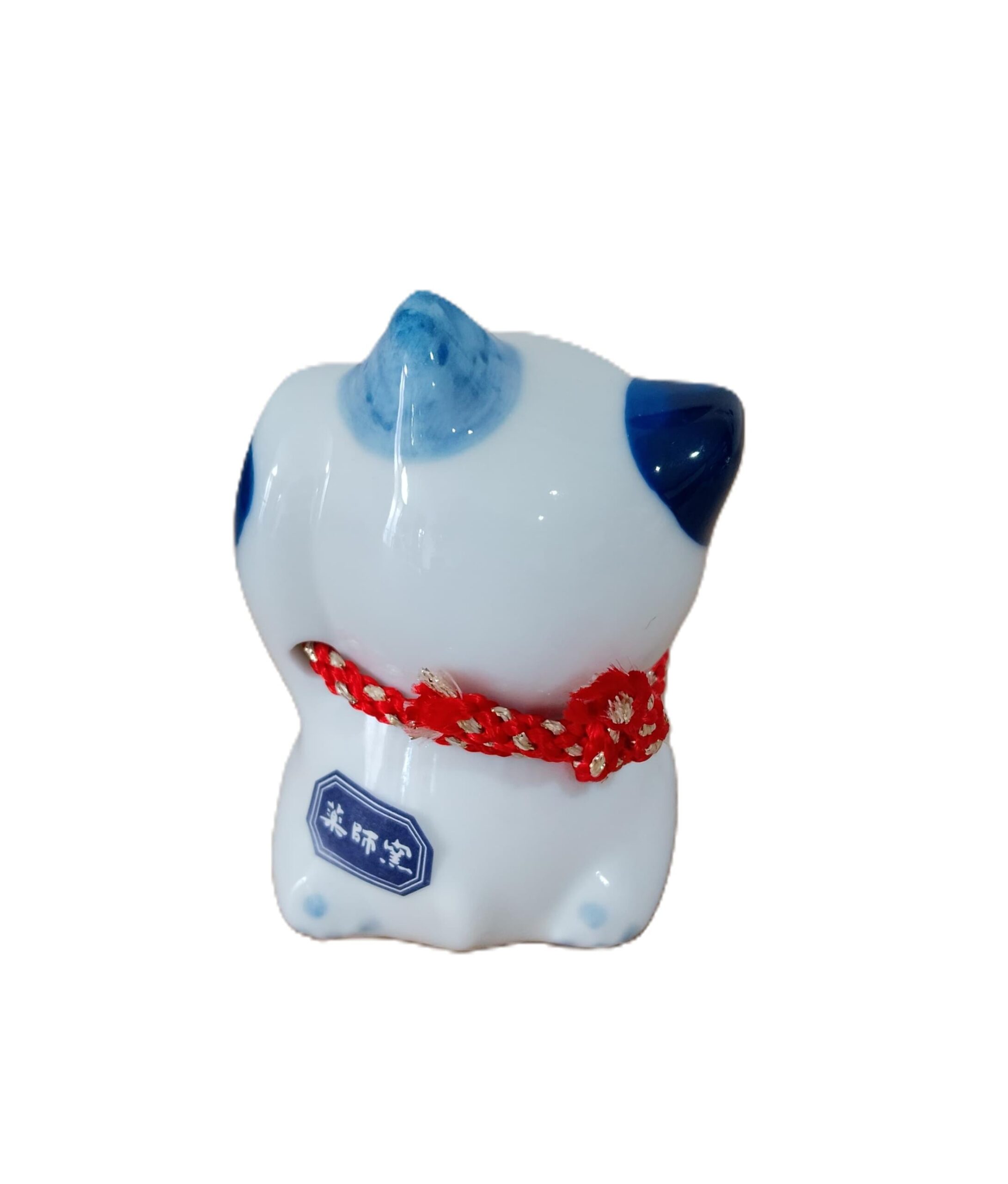 Gatto giapponese, Maneki Neko, letteralmente "gatto che chiama" ,tipico porta fortuna, spesso utilizzato anche nelle attività commerciali per attirare clienti, fortuna e denaro, in base alla zampa che tiene alzata. Dolce gattino bianco con macchie azzurre, dipinto a mano, tiene la zampa sinistra alzata, il ché significa che attira persone e relazioni positive .