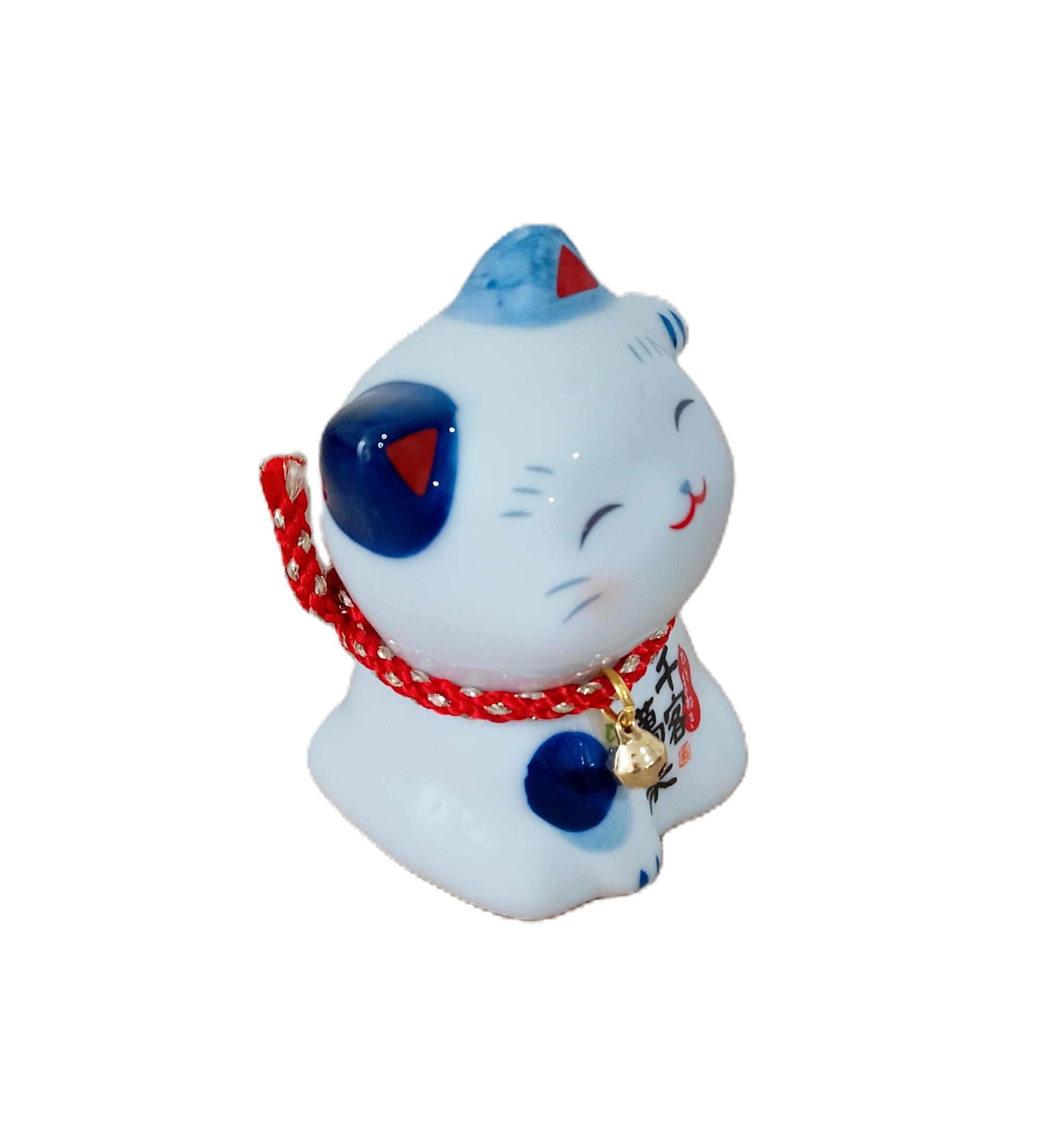 Gatto giapponese, Maneki Neko, letteralmente "gatto che chiama" ,tipico porta fortuna, spesso utilizzato anche nelle attività commerciali per attirare clienti, fortuna e denaro, in base alla zampa che tiene alzata. Dolce gattino bianco con macchie azzurre, dipinto a mano, tiene la zampa sinistra alzata, il ché significa che attira persone e relazioni positive .
