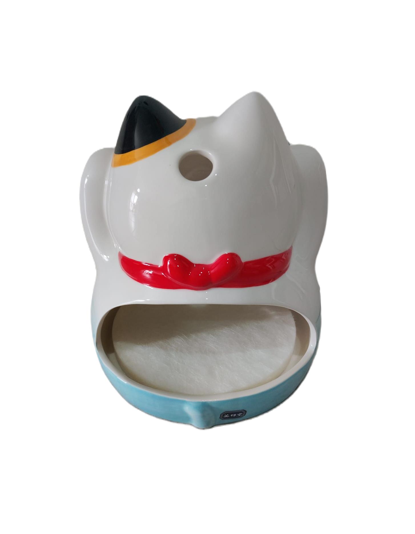 Il Katoributa, è il maialino, buta, porta incenso/zampirone, giapponese, lo avrete sicuramente visto raffigurato nei manga. Mettendo lo zampirone all'interno del Katoributa, il fumo che produce, lo si potrà respirare molto meno, perché attenuato dalla struttura del Katoributa stesso. L'estate prevede sempre un repellente anti zanzare e noi vi proponiamo questi Katoributa giapponesi in diverse forme.