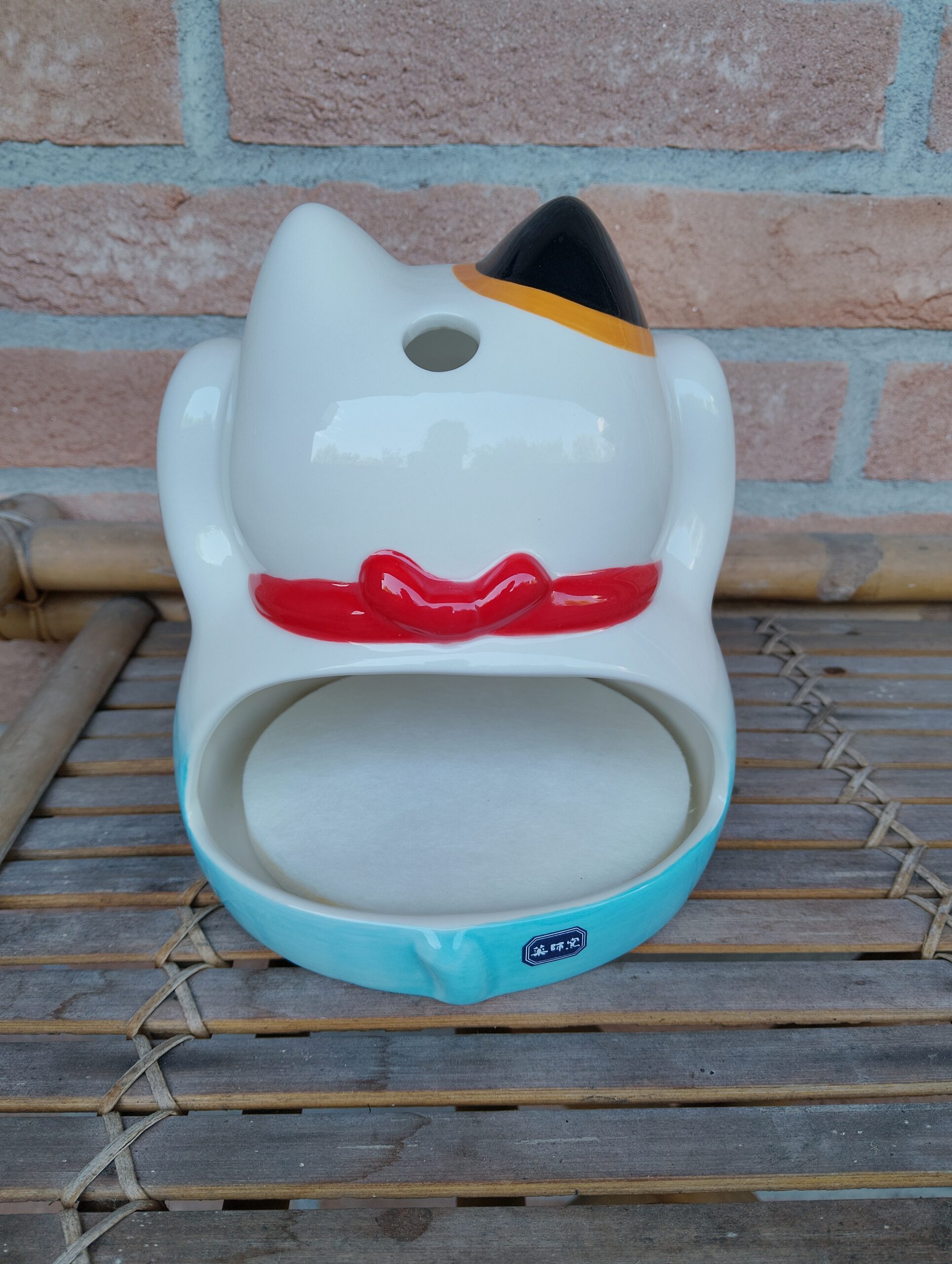 Il Katoributa, è il maialino, buta, porta incenso/zampirone, giapponese, lo avrete sicuramente visto raffigurato nei manga. Mettendo lo zampirone all'interno del Katoributa, il fumo che produce, lo si potrà respirare molto meno, perché attenuato dalla struttura del Katoributa stesso. L'estate prevede sempre un repellente anti zanzare e noi vi proponiamo questi Katoributa giapponesi in diverse forme.
