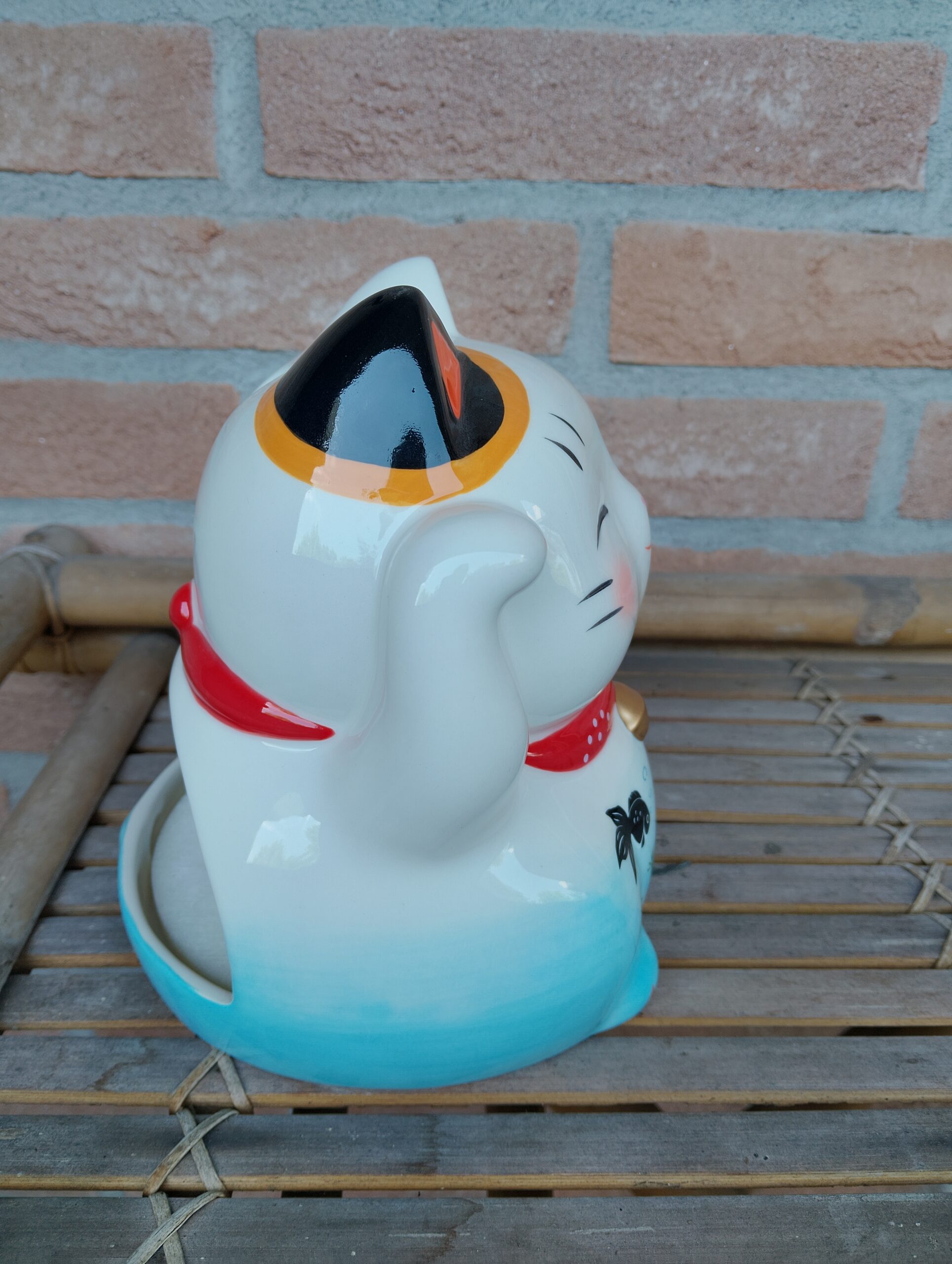 Il Katoributa, è il maialino, buta, porta incenso/zampirone, giapponese, lo avrete sicuramente visto raffigurato nei manga. Mettendo lo zampirone all'interno del Katoributa, il fumo che produce, lo si potrà respirare molto meno, perché attenuato dalla struttura del Katoributa stesso. L'estate prevede sempre un repellente anti zanzare e noi vi proponiamo questi Katoributa giapponesi in diverse forme.